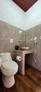 ein Badezimmer mit Toilette und Waschbecken in der Unterkunft Villa Marina, Nosara in Nosara + 94 Fotos