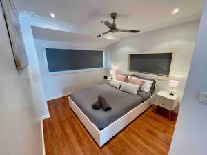 Een bed of bedden in een kamer bij DOCK 08 Riverside Entertainer Pets Welcome