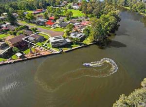 Uitzicht op een rivier vlak bij het vakantiehuis