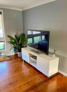 Een TV en/of entertainmentcenter bij DOCK 08 Riverside Entertainer Pets Welcome
