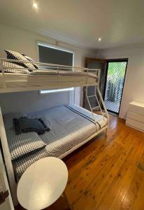 Een bed of bedden in een kamer bij DOCK 08 Riverside Entertainer Pets Welcome