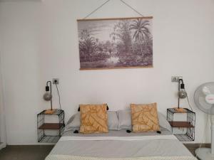 sypialnia z łóżkiem z dwoma lampami i zdjęciem na ścianie w obiekcie Ailana Suite Vistas al Mar y con Piscina w Costa Teguise +37 zdjęć
