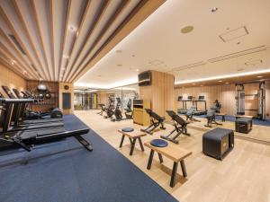 横浜市にある横浜ベイシェラトンホテル＆タワーズのトレッドミル・エリプティカル&エクササイズ機器が備わるジム