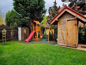 Ο χώρος παιχνιδιού για παιδιά στο Holiday Home in Kolczewo near Baltic Sea