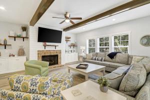 Μια τηλεόραση ή/και κέντρο ψυχαγωγίας στο 7 bd 6 and one half bath with private pool spa & beach path