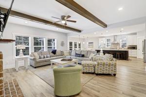 Χώρος καθιστικού στο 7 bd 6 and one half bath with private pool spa & beach path