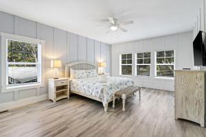 Ένα ή περισσότερα κρεβάτια σε δωμάτιο στο 7 bd 6 and one half bath with private pool spa & beach path +56 φωτογραφίες