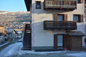 budynek z dwoma balkonami po jego stronie w obiekcie Chalet Rin Star w Livigno