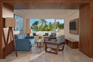 TV a/nebo společenská místnost v ubytování Dreams Sands Cancun Resort & Spa