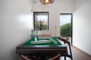 Stolní tenis v ubytování 迦尔纳酒店 nebo okolí