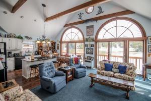 Posezení v ubytování Four Season Ski, Lake & Golf Home on Lake Rescue