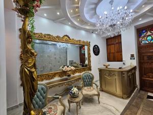 un soggiorno con un grande specchio e sedie di Hotel & Rooftop King Experience by David a Quito