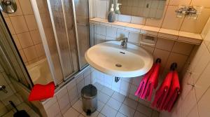 Koupelna v ubytování Hotel garni Am Hochwald + 37 fotografií