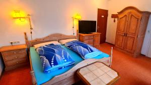 Postel nebo postele na pokoji v ubytování Hotel garni Am Hochwald