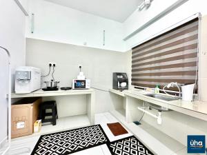 Dapur atau dapur kecil di Akademik Suite by JK Home