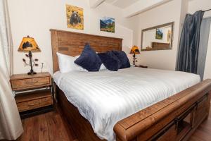 una camera da letto con un letto grande con cuscini blu di The Lodge at Lake Dillon 111 a Dillon