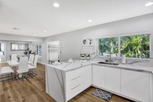 Kitchen o kitchenette sa Private Pool 3BR with Lakefront view