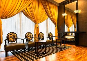 a dining room with chairs and a table and a mirror at APA Hotel Kobe Sannomiya in Kobe