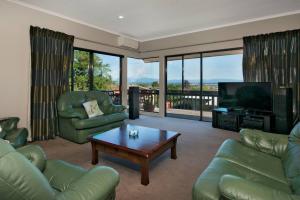 TV/trung tâm giải trí tại Sunny Richmond Holiday Home with Sea Views