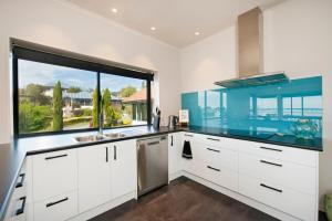 Nhà bếp/bếp nhỏ tại Sunny Richmond Holiday Home with Sea Views +12 ảnh