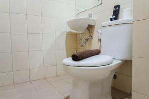 Et badeværelse på Tranquil Studio at Vida View Makassar Apartment By Travelio + 6 billeder