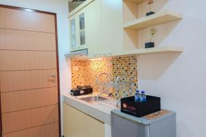 Køkken eller tekøkken på Tranquil Studio at Vida View Makassar Apartment By Travelio