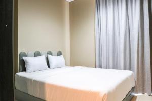 Postel nebo postele na pokoji v ubytování Strategic and Warm Studio at Ciputra International Apartment By Travelio + 25 fotografií