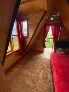Giường trong phòng chung tại Chalet Villa Ines un paraiso en las montañas +16 ảnh