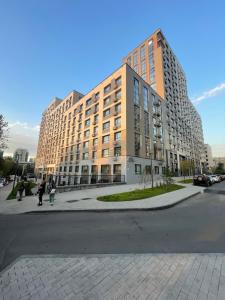 アルマトイにあるЖК Ала паркの通り沿いにある大きな建物