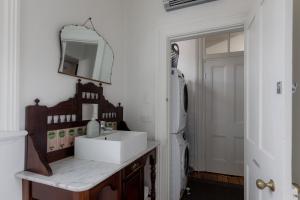 Ένα μπάνιο στο Connage - Historic Battery Point Police Station +37 φωτογραφίες