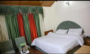 Postel nebo postele na pokoji v ubytování MHA hotel ever green manali