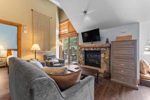 un salon avec un canapé et une cheminée dans l'établissement Expedition Station 8631 by Summit County Mountain Retreats, à Keystone