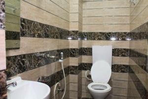 un bagno con un water e un lavandino di Hotel Yubraj a Puri