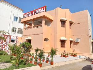 un edificio con un cartello che legge l'avanguardia dell'hotel di Hotel Yubraj a Puri