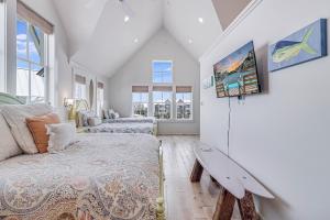 Un dormitorio con una cama y un televisor en una pared. en Beach Bungalow TC 2305, en Port Aransas 59 fotos más