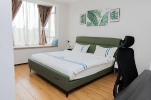 Ένα ή περισσότερα κρεβάτια σε δωμάτιο στο 2 BR luxury apartment, KGL-Nyarutarama