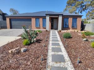 佩恩斯维尔Spacious 3bdrm home next to Captains Cove Resort - Captains Edge的房子前面的花园