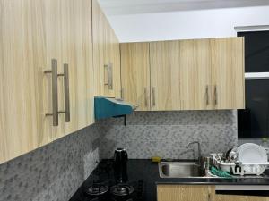 Η κουζίνα ή μικρή κουζίνα στο JK Residencies Colombo