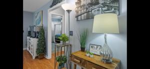 Η κουζίνα ή μικρή κουζίνα στο Adorable Downtown Cottage