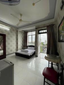 a bedroom with a bed and a window at Motel Thiên Phúc 1 in Can Tho