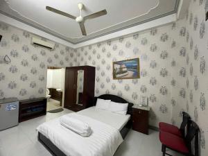 a bedroom with a bed and a ceiling fan at Motel Thiên Phúc 1 in Can Tho +15 photos