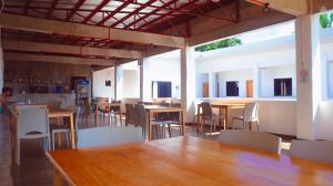Restaurace v ubytování Camotes Hostel Resort