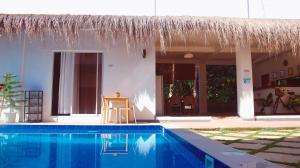 Bazén v ubytování Camotes Hostel Resort nebo v jeho okolí