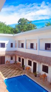 Bazén v ubytování Camotes Hostel Resort nebo v jeho okolí