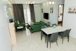 Μια τηλεόραση ή/και κέντρο ψυχαγωγίας στο 2 BR luxury apartment, KGL-Nyarutarama