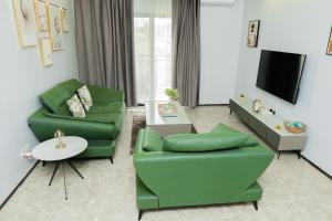 Χώρος καθιστικού στο 2 BR luxury apartment, KGL-Nyarutarama