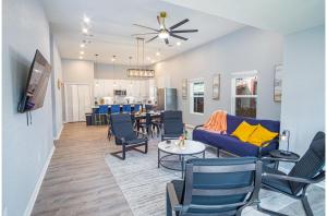 ein Wohnzimmer mit Sofa, Stühlen und einem Tisch in der Unterkunft Seize the Moment 4BR3BA Gem w Downtown Views in San Antonio