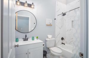 ein Badezimmer mit Waschbecken, Toilette und Spiegel in der Unterkunft Seize the Moment 4BR3BA Gem w Downtown Views in San Antonio + 30 Fotos