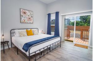 ein Schlafzimmer mit einem Bett und einem großen Fenster in der Unterkunft Seize the Moment 4BR3BA Gem w Downtown Views in San Antonio