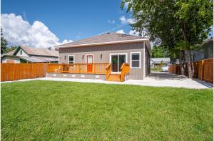 ein kleines Haus mit einem Zaun und einem Hof in der Unterkunft Seize the Moment 4BR3BA Gem w Downtown Views in San Antonio